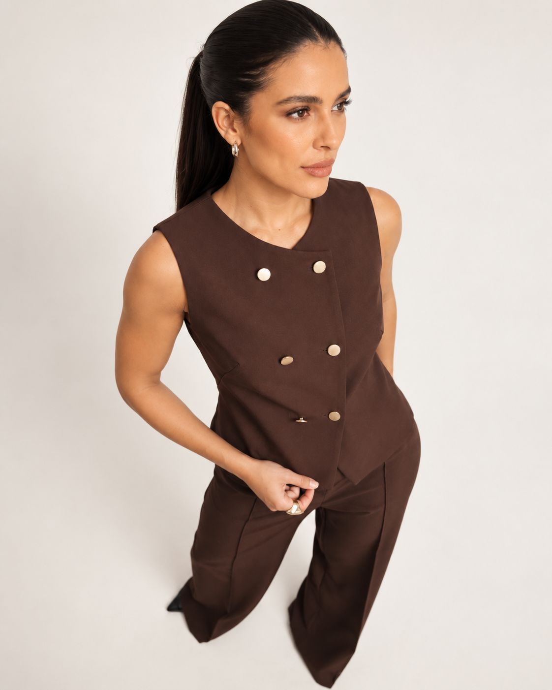 Chaleco Cruzado Chocolate - Vista frontal conjunto