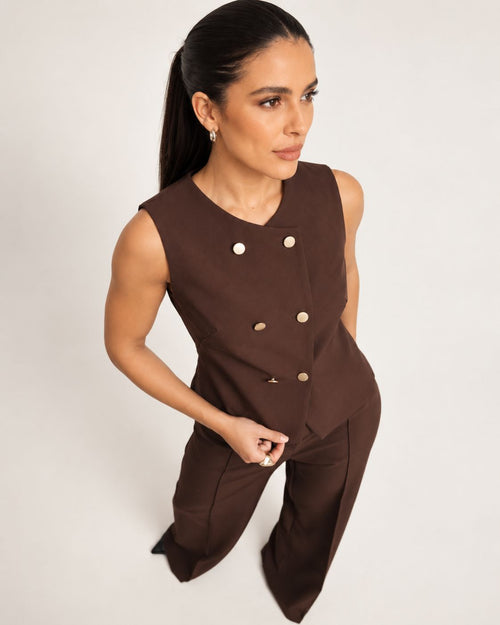Chaleco Cruzado Chocolate - Vista frontal conjunto