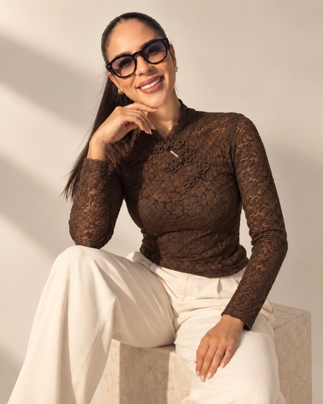 Blusa de Encaje Floral con Cierres Decorativos